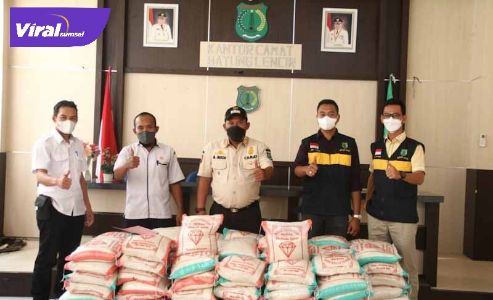 Tokoh Pemuda di Bayung Lencir Muba Daniel Firmansyah membeli beras sebanyak 1 ton untuk dibagikan gratis ke warga Isoman dan terdampak COVID-19 di Muba, Rabu (28/7/2021). Foto : viralsumsel.com/devi