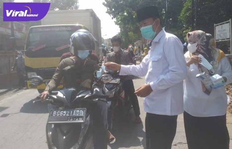 Kapala Kantor Kemenag Palembang H. H. Deni Priansyah, S.Ag., M.pd.i didampingi Kepala KUA IB Satu H.Samsul Husni  S.Ag., M.Si, bagikan ratusan vitamin c. dan paket sembako kepada marbot masjid, Selasa (3/8/2021) pagi. Foto : viralsumsel.com/nto Kapala Kantor Kemenag Palembang H. H. Deni Priansyah, S.Ag., M.pd.i didampingi Kepala KUA IB Satu H.Samsul Husni S.Ag., M.Si, bagikan ratusan vitamin c. dan paket sembako kepada marbot masjid, Selasa (3/8/2021) pagi. Foto : viralsumsel.com/nto
