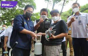 Menteri Badan Usaha Milik Negara RI, Erick Thohir bersama Gubernur Sumsel H. Herman Deru sdi posko layanan  pengisian oksigen gratis untuk masyarakat, Selasa (3/8/2021). Foto : viralsumsel.com/sep