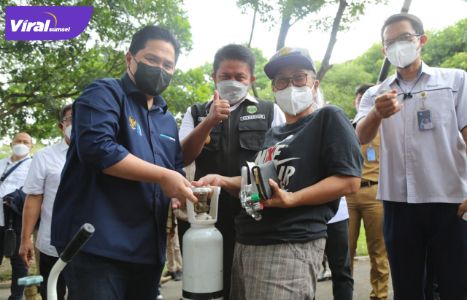 Menteri Badan Usaha Milik Negara RI, Erick Thohir bersama Gubernur Sumsel H. Herman Deru sdi posko layanan  pengisian oksigen gratis untuk masyarakat, Selasa (3/8/2021). Foto : viralsumsel.com/sep
