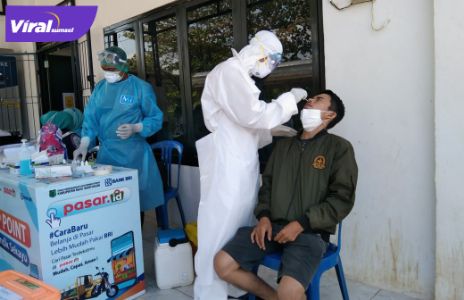Dinas Perdagangan dan Perindustrian bersama Dinas Kesehatan Pemkab Muba tampak menyisir pasar tradisional untuk melakukan tracking ke pedagang dan pengunjung pasar, Selasa (3/8/2021). Foto : viralsumsel.com/devi