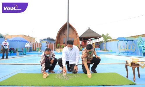 Gubernur Sumsel H Herman Deru meresmikan Kolam Renang Lombok Kenten dan Taman Bunga Jokis di Desa Kenten Laut Kecamatan Talang Kelapa Banyuasin, Jum'at (6/8/2021) siang. Foto : viralsumsel.com/sep