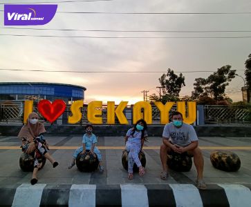 Suasana Jalan Kolonel Wahid Udin Sekayu tepatnya di depan rumah pintar lebih berwarna dan cantik. Foto : viralsumsel.com/devi
