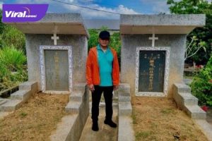 Kapolda Sumsel Irjen Pol Prof Eko Indra Heri S MM mengunjungi makam Akidi Tio di TPU Talang Kerikil Palembang Minggu (8/8/2021) kemarin. Foto : ist