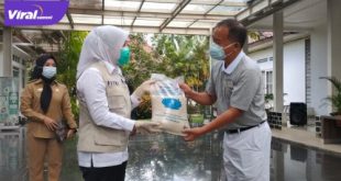 Wakil Walikota Palembang, Fitrianti Agustinda saat menerima langsung bantuan dari Yayasan Budah Tzu Chi di Rumah Dinas Walikota, Jalan Tasik Palembang, Senin (9 /8/2021). Foto : viralsumsel.com/nto