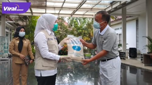 Wakil Walikota Palembang, Fitrianti Agustinda saat menerima langsung bantuan dari Yayasan Budah Tzu Chi di Rumah Dinas Walikota, Jalan Tasik Palembang, Senin (9 /8/2021). Foto : viralsumsel.com/nto