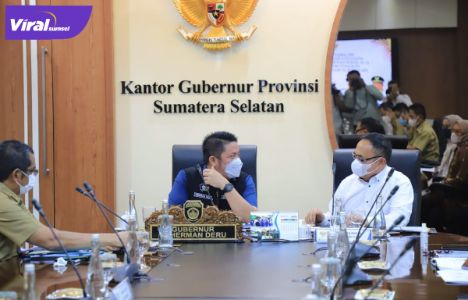 Gubernur Sumsel Herman Deru dalam rapat kerja bersama Anggota Komisi V dan Komisi IV DPR RI di ruang rapat Gubernur, Selasa (10/8/2021). Foto : viralsumsel.com/sep