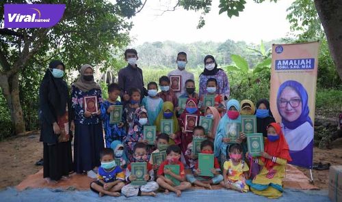 Anggota DPD RI Dapil Sumsel Amaliah Sobli SKG, MBA memberikan bantuan Alquran dan Juz Amma pada anak-anak Sahabat Juang Indonesia di Kampung Sungai Rengas, RT. 33, Kelurahan Pulokerto, Kecamatan Gandus, Palembang. Foto : viralsumsel.com/ion