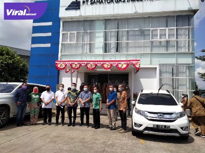 Anggota Komisi V DPRD Sumsel di depan PT Samator Gas Industri, Kamis (12/8/2021). Foto : viralsumsel.com/ion