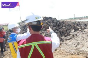 Walikota Palembang, H Harnojoyo meninjau perkembangan pembangunan kolam retensi Lambidaro di Kecamatan Gandus, Kamis (12/8/2021). Foto : viralsumsel.com/nto