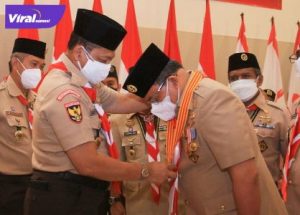 Ketua Kwarnas Gerakan Pramuka, Komjen Pol (Purn) Drs Budi Waseso sematkan Lencana Melati untuk Bupati Muba Dr Dodi Reza Alex Noerdin Lic Econ MBA di Taman Rekreasi Wiladatika Cibubur, Jumat (13/8/2021). Foto : viralsumsel.com