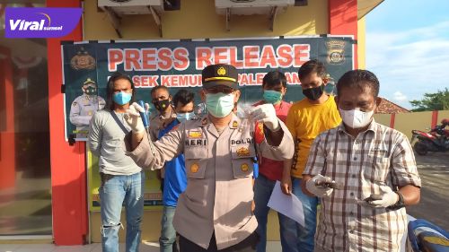 Kapolsek Kemuning AKP Heri gelar press rilis penangkapan spesialis pembobol minimarket, Jumat (13/8/2021) sore. Foto : viralsumsel.com/kai