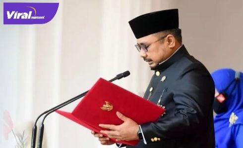 Menteri Agama Yaqut Cholil Qoumas membaca doa pada upacara HUT ke-76 RI di halaman Istana Merdeka, Selasa (17/8/2021). Foto : ist
