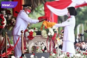 Wakil Gubernur Sumsel H Mawardi Yahya pimpin upacara Penurunan Bendera Merah Putih HUT Kemerdekaan RI ke 76 Tahun 2021 di halaman Istana Gubernur Griya Agung Palembang, Selasa (17/8/2021) sore. Foto : viralsumsel.com/adi