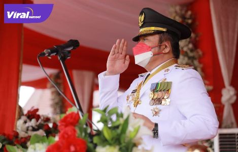 Gubernur Sumsel H Herman Deru sebagai inspektur upacara peringatan detik-detik proklamasi yang dipusatkan di Griya Agung Palembang, Selasa (17/8/2021) pagi. Foto : viralsumsel.com/adi