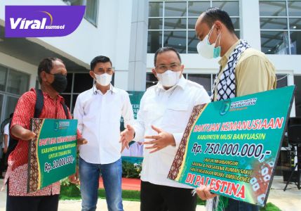 Bupati Muba Dr H Dodi Reza Alex menyerahkan bantuan Muba peduli untuk masyarakat Muba terdampak COVID-19 dan bantuan kemanusiaan untuk Palestina di Halaman Kantor Bupati Muba, Rabu (18/8/2021). Foto : viralsumsel.com/devi