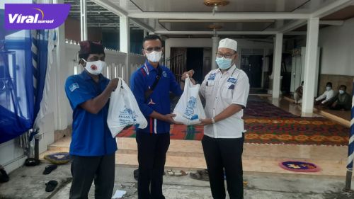 Ketua DPC Partai Demokrat OKU Timur H Ibrahim SE MM bersama Anggota DPRD Sumsel Azmi Shofix SR, SIP, menyantuni ratusan anak yatim piatu, fakir miskin, kaum duafa dan membagikan ratusan sembako kepada masyarakat. Foto : istimewa