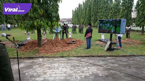 H Abdul Karim dimakamkan secara militer di Taman Makam Pahlawan Ksatria Ksetra Siguntang, Palembang, Mingu (22/8/2021) sore. Foto : viralsumsel.com/ion