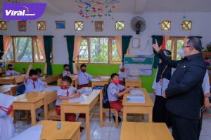 Bupati Muba Dr Dodi Reza menyempatkan diri memantau secara langsung PTM terbatas di beberapa SD-SMP di Kota Sekayu. Foto : viralsumsel.com/devi