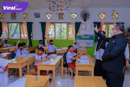 Bupati Muba Dr Dodi Reza menyempatkan diri memantau secara langsung PTM terbatas di beberapa SD-SMP di Kota Sekayu. Foto : viralsumsel.com/devi