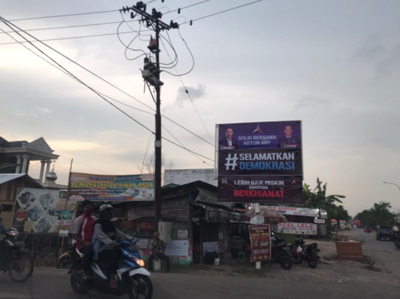 Billboard Solid Bersama Ketum AHY, dengan tagar Selamatkan Demokrasi, Lebih Baik Miskin dari Pada Berkhianat terpampang di pingir Jalan Bypass, Kelurahan Talang Kelapa, Kecamatan Alang-Alang Lebar, Kota Palembang, Sumatera Selatan. Gambar ini menunjukan bahwa kader Demokrat tegak lurus dengan Ketum AHY, dan selalu Berkoalisi dengan Rakyat. Foto : viralsumsel.com/darwin syarkowi