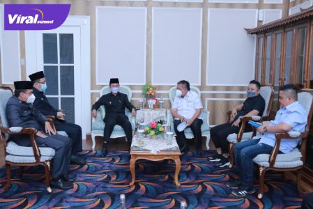 Ketua Umum KONI Kota Palembang, Anton Nurdin audiensi bersama Walikota Palembang, H. Harnojoyo di Rumah Dinas Walikota, Jalan Tasik Palembang, Kamis (26/8/2021). Foto : viralsumsel.com/adi Ketua Umum KONI Kota Palembang, Anton Nurdin audiensi bersama Walikota Palembang, H. Harnojoyo di Rumah Dinas Walikota, Jalan Tasik Palembang, Kamis (26/8/2021). Foto : viralsumsel.com/adi