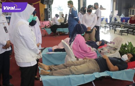 Wakil Walikota Palembang Fitrianti Agustinda pantau donor darah PT Pusri, Rabu (25/8/2021). Foto ; viralsumsel.com/adi