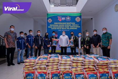 Ketua KADIN Sumsel, Dr Dodi Reza Alex bersama OKP dan mahasiswa di Sumsel gotong royong menyalurkan bantuan untuk warga terdampak COVID-19 di Palembang berupa beras sebanyak satu ton, Kamis (26/8/2021). Foto : viralsumsel.com/devi