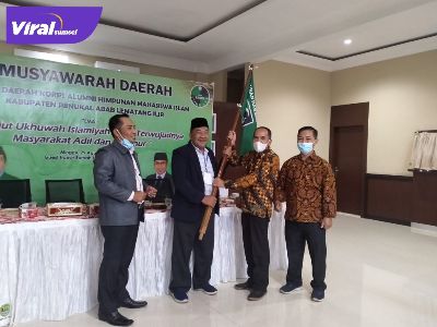 Penyerahan pataka dari Wakil Ketua MW KAHMI Provinsi Sumsel, ke ketua MD KAHMI Kabupaten PALI yang terpilih, Drs. Effendi. Foto :viralsumsel.com /eko