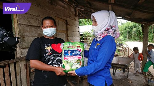 Maulinawati pedagang roti bakar di Kota Prabumulih terdampak Covid-19 terima bantuan paket sembako dari AHY diserahkan Fitri Yulyanti Bendahara DPC Partai Demokrat Kota Prabumulih, Minggu (29/8/2021). Foto : viralsumsel.com/ber