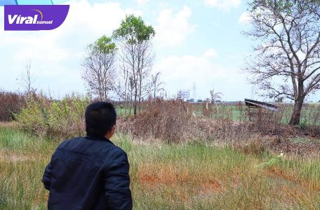 Gubernur Herman Deru  saat meninjau posko satgas karhutla, di Indralaya  Kabupaten Ogan Ilir, Sabtu (28/8/2021) siang. Foto : viralsumsel.com/win Gubernur Herman Deru saat meninjau posko satgas karhutla, di Indralaya Kabupaten Ogan Ilir, Sabtu (28/8/2021) siang. Foto : viralsumsel.com/win