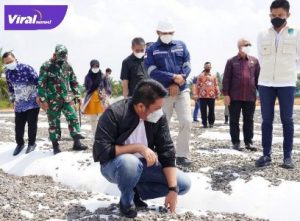 Gubernur Sumsel H. Herman Deru didampingi Bupati Ogan Ilir Panca Wijaya Akbar meninjau progres pembangunan stadion olahraga berstandar FIFA di KPT, Tanjung Senai, Sabtu (28/8/2021). Foto : viralsumsel.com/win