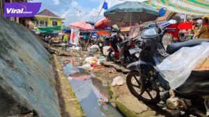 Kondisi drainase pasar kalangan Tanah Abang yang mampet dan digenangi air. Foto :viralsumsel.com /eko