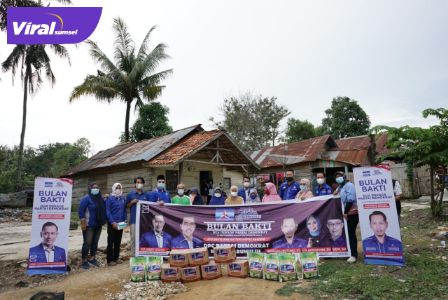 Pengurus DPC Partai Demokrat Kota Prabumulih bagikan paket sembako pada warga terdampak Covid-19. Foto : viralsumsel.com/berje
