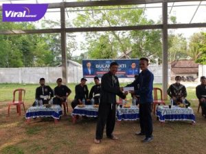 Staf Anggota DPRD Sumsel Azmi Shofix, Ahmad Abdullah Attaimiyah MPd berikan bantuan pembangunan padepokan PSHT Ranting Belitang II, Senin (30/8/2021). Foto : viralsumsel.com