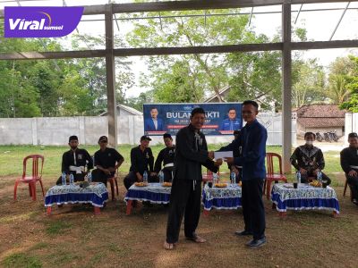Staf Anggota DPRD Sumsel Azmi Shofix, Ahmad Abdullah Attaimiyah MPd berikan bantuan pembangunan padepokan PSHT Ranting Belitang II, Senin (30/8/2021). Foto : viralsumsel.com