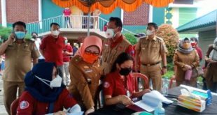 Suasana vaksinasi Covid-19 yang digelar JMSI Pengda Sumsel bekerjasama dengan Paguyuban Sinar Mas dan Keluarga Rimbawa dengan 1.000 sasaran warga Palembang di Gedung Al Hijrah, Jalan Sukabangun 1, Selasa (31/8/2021). Foto : viralsumsel.com/fia