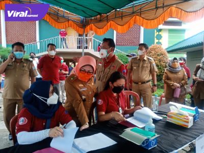 Suasana vaksinasi Covid-19 yang digelar JMSI Pengda Sumsel bekerjasama dengan Paguyuban Sinar Mas dan Keluarga Rimbawa dengan 1.000 sasaran warga Palembang di Gedung Al Hijrah, Jalan Sukabangun 1, Selasa (31/8/2021). Foto : viralsumsel.com/fia