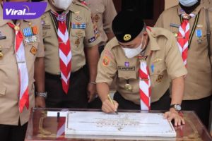 Sekda Muba Drs H Apriyadi MSi yang juga Ketua Kwartir Cabang Gerakan Pramuka Muba penandatanganan prasasti dan pengguntingan pita Kantor Kwartir Ranting Gerakan Pramuka Kecamatan Keluang, Kamis (2/9/2021). Foto : viralsumsel.com/devi