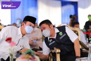 Gubernur Sumsel Herman Deru bersama Walikota Palembang H.Harnojoyo, saat peresmian bedah rumah dan penyerahan bantuan di Jalan Timor Kelurahan Lorok Pakjo Kecamatan Ilir Barat 1 Palembang, Rabu (1/9/2021). Foto :viralsumsel.com /adi