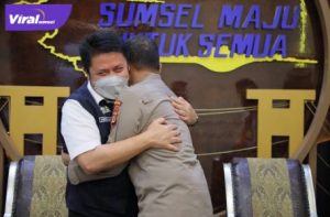 Gubernur Sumsel Herman Deru disela-sela menerima anjangsana Irjen. Pol. Prof. Dr. Eko Indra Heri dalam rangka berpamitan sebelum meninggalkan Sumsel, Rabu (1/9/2021). Foto : viralsumsel.com/win