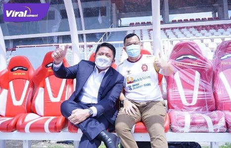 Gubernur Sumsel H Herman Deru bersama Ketua Umum KONI Sumsel H Hendri Zainuddin. Foto : viralsumsel.com/win