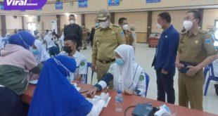 Cik Ujang SH Bupati Lahat pantau vaksinasi yang dilaksanakan Anggota DPR RI yang berasal dari Fraksi Partai Demokrat Wahyu Sanjaya,SE di Gedung Kesenian Lahat, Senin (7/9/2021). Foto : viralsumsel.com/oki