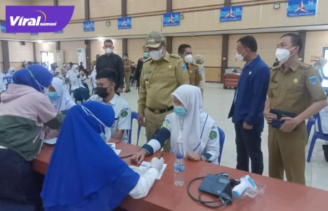 Cik Ujang SH Bupati Lahat pantau vaksinasi yang dilaksanakan Anggota DPR RI yang berasal dari Fraksi Partai Demokrat Wahyu Sanjaya,SE di Gedung Kesenian Lahat, Senin (7/9/2021). Foto : viralsumsel.com/oki