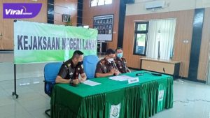 Fithrah,SH MH Kepala Kejari Lahat dalam konferensi pers didamping Kasi Pidsus Kejari Anjasrah Karya SH dan Kasi Intel Kejari Faisyal Basni SH, Kemarin (7/9/2021). Foto : viralsumsel.com/oki
