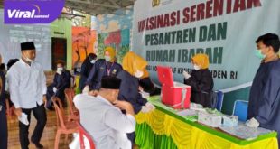 Kapolres Lahat AKBP Achmad Gusti Hartono SIK pantau vaksinasi bagi santri di Yayasan Ponpes A, Ikhlas Tanjung Sakti, kemarin (7/9/2021). Foto : viralsumsel.com/oki