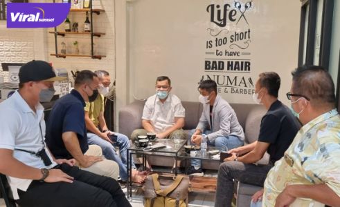 Presiden Sriwijaya FC H Hendri Zainuddin pimpin rapat dengan jajaran pelatih, di Numa Cafe, Selasa (8/9/2021) malam. Foto : viralsumsel.com/fia