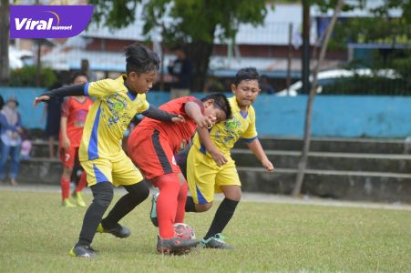 Winger SSB Elmas Abqory Sheva Alfiano (kiri) dan Fadli kepung pemain SSB Martapura FC. Foto : Elmas for viralsumsel.com