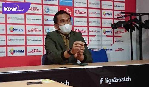 Hendriansyah Manajer Sriwijaya FC beri keterangan pada awak media. Foto : viralsumsel.com/ion