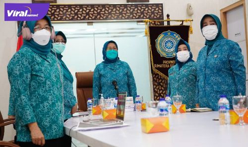 Wakil Ketua 1 TP PKK Sumsel Fauziah Mawardi Yahya membuka webinar tersebut bertempat di command center Pemprov Sumsel, Senin (20/9/2021). Foto : viralsumsel.com/win